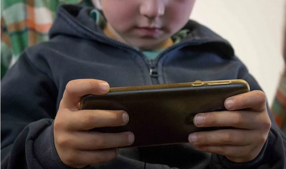 Alta exposición de niños a las pantallas generan riesgos