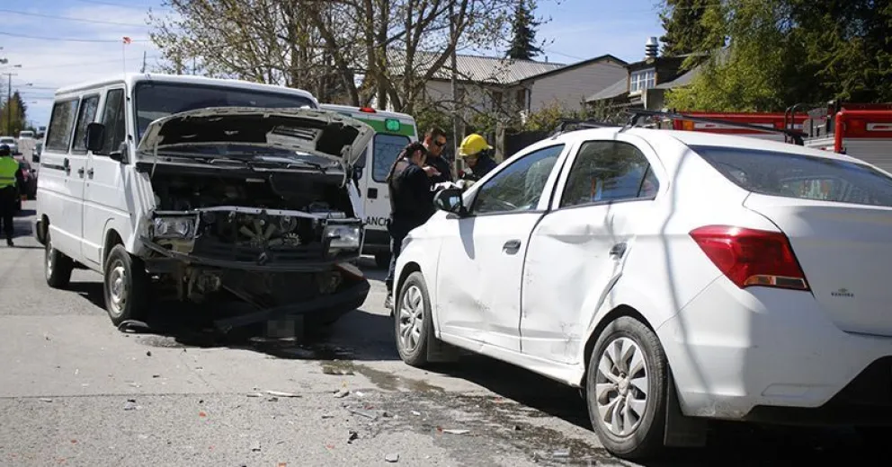 Una mujer y su hijo menor de edad fueron trasladados al hospital tras fuerte colisión