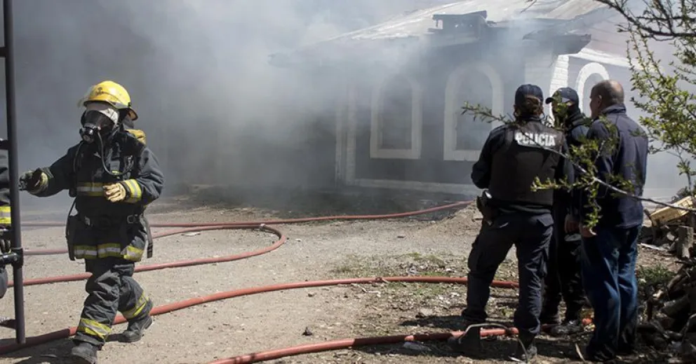 Gran incendio en una vivienda demandó el trabajo de más de veinte voluntarios