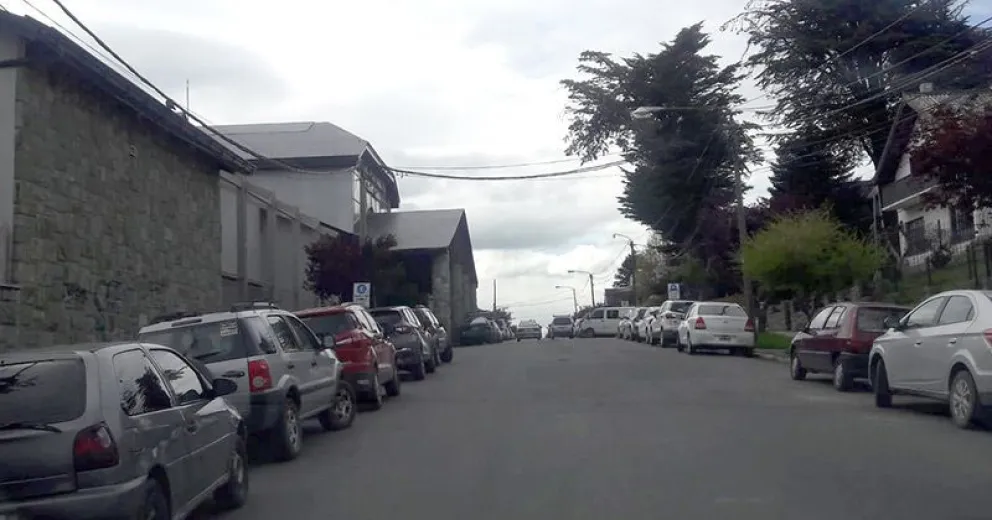 Los dos delincuentes violentaron el tambor de arranque de un Fiat Duna que estaba estacionado en inmediaciones del nosocomio, sobre calle Elflein.