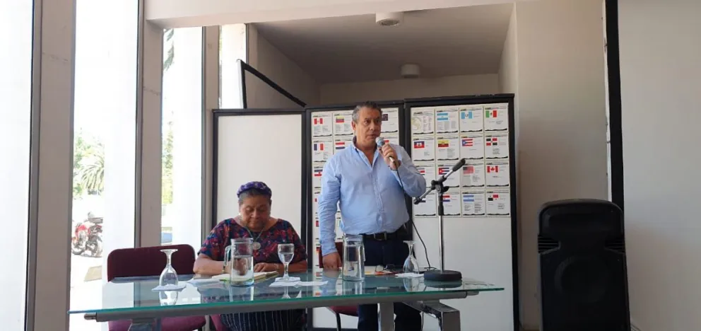 Guillermo Whpei, presidente de la Fundación Para la Democracia, y Rigoberta Menchú encabezan una misión de derechos humanos en Chile