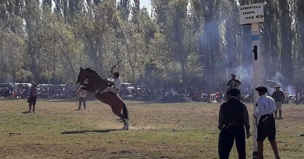 Con una gran jineteada, se viene la Fiesta de la Tradición en El Bolsón