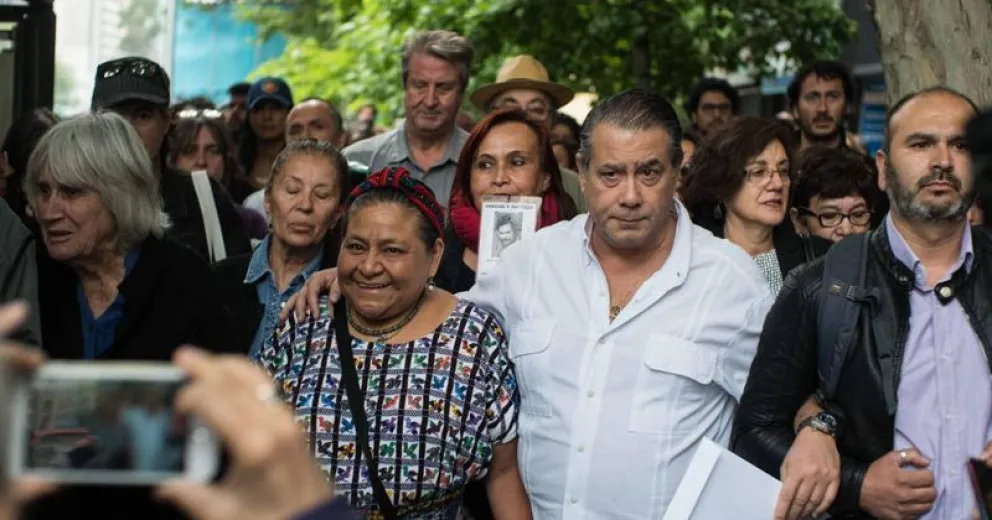 Guillermo Whpei y Rigoberta Menchú entregaron al presidente Piñera un petitorio exigiendo "detener la violencia policial y militar" en Chile