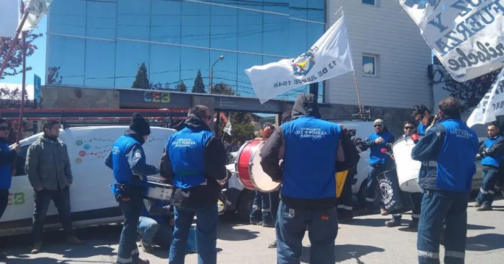 Trabajadores de Luz y Fuerza cortaron el tránsito frente a la CEB
