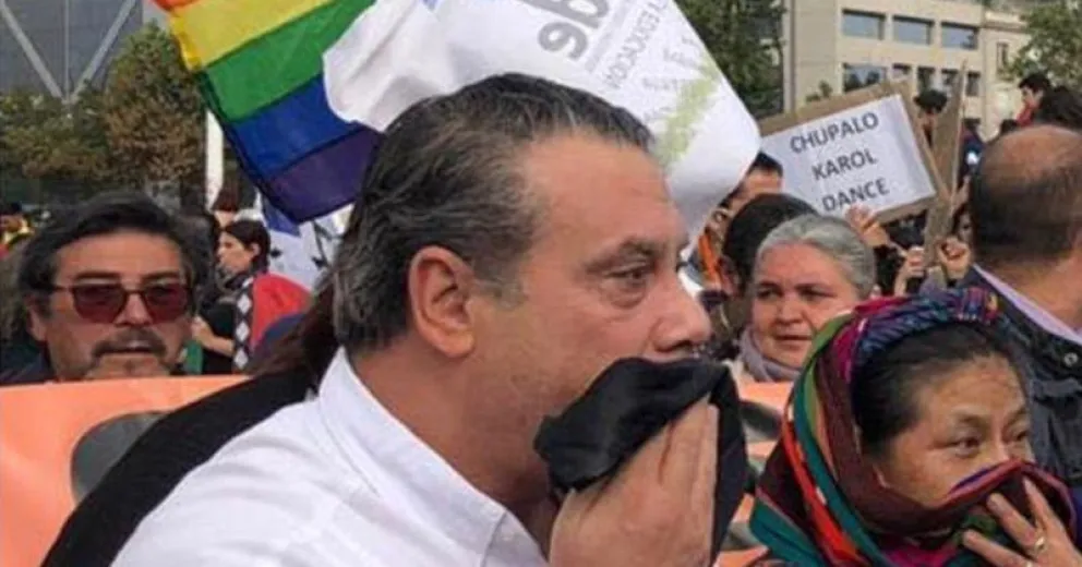 Rigoberta Menchú y Guillermo Whpei, fueron agredidos por la policía chilena
