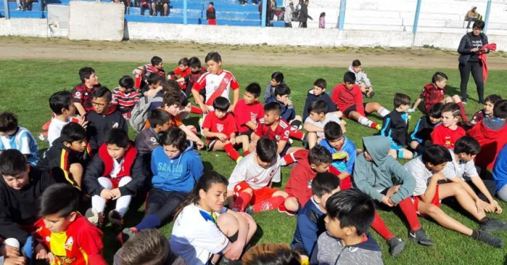 Con los sueños a cuestas, cinco futbolistas se prueban en River Plate