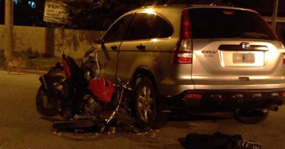 Una moto terminó debajo de un auto tras fuerte colisión