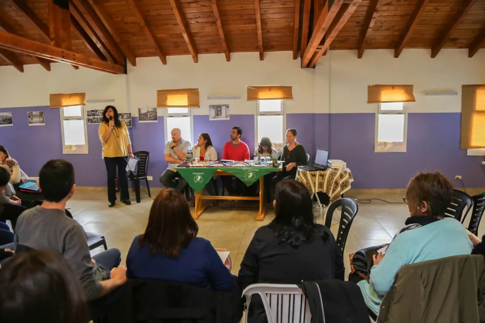 Trabajadores sociales de toda la provincia se reúnen para intercambiar experiencias en Bariloche   