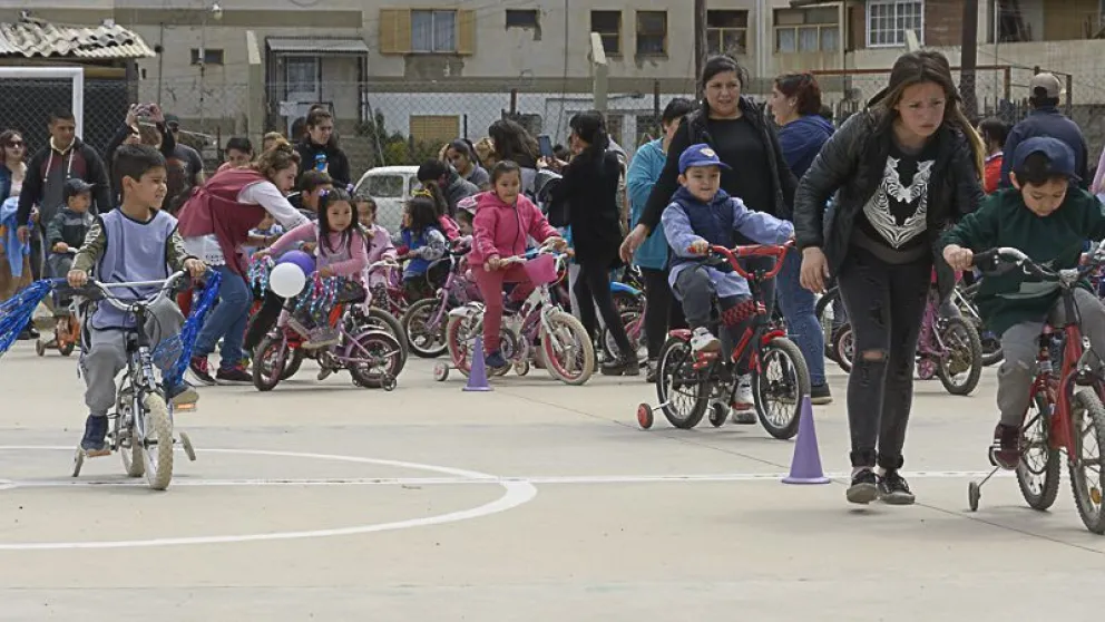 La comunidad educativa del jardín Nº 61 realizó una bicicleteada