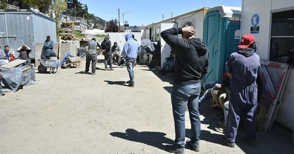 Trabajadores de la obra en Mitre, preocupados por la falta de pago de horas extras