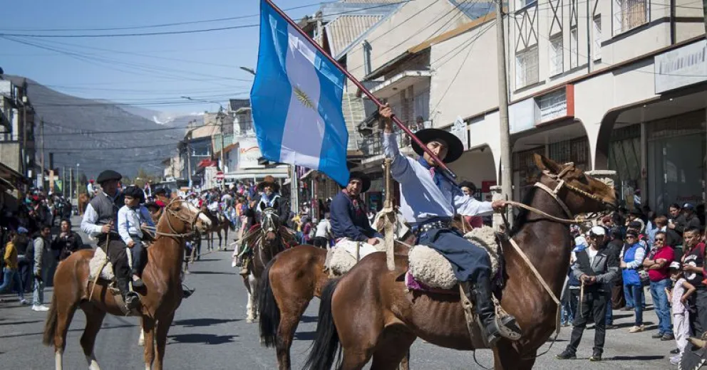 Bariloche ratificó su amor al Día de la Tradición con un masivo desfile