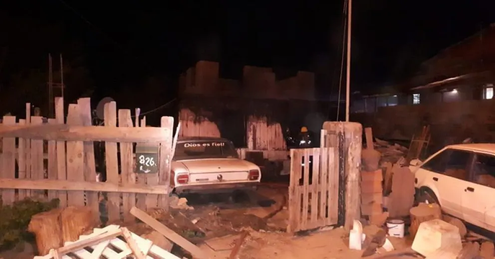 Un incendio destruyó una vivienda de calle Brown