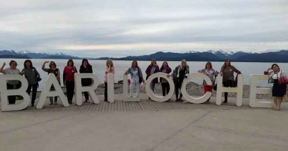 Las egresadas concretando su foto grupal en la Costanera