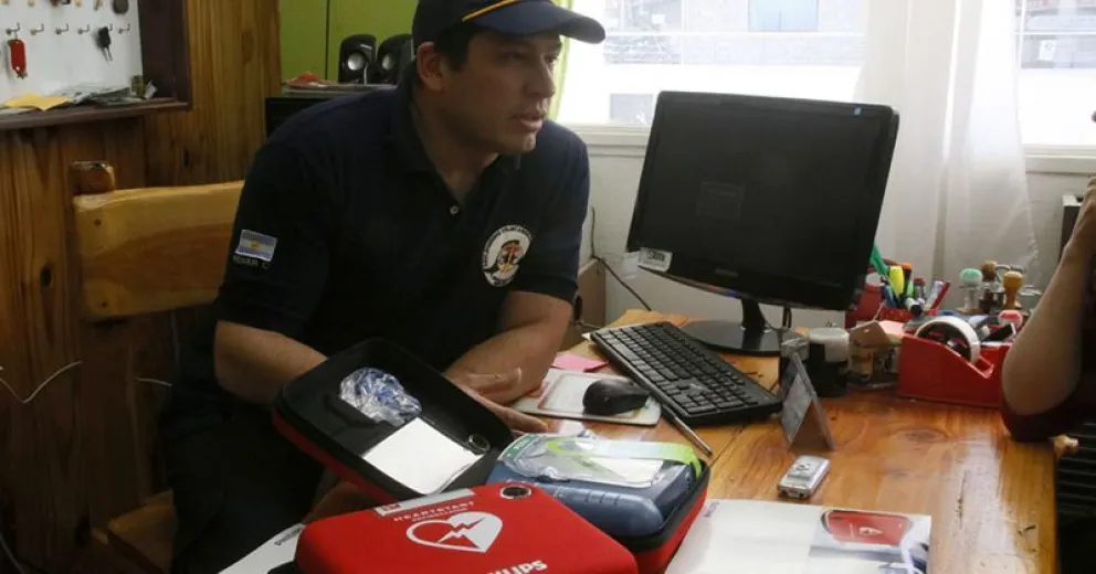 Ya llegaron los desfibriladores para los destacamentos de Bomberos