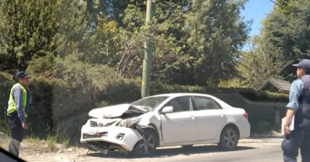 El Toyota Corolla sufrió los daños más serios tras el triple choque.