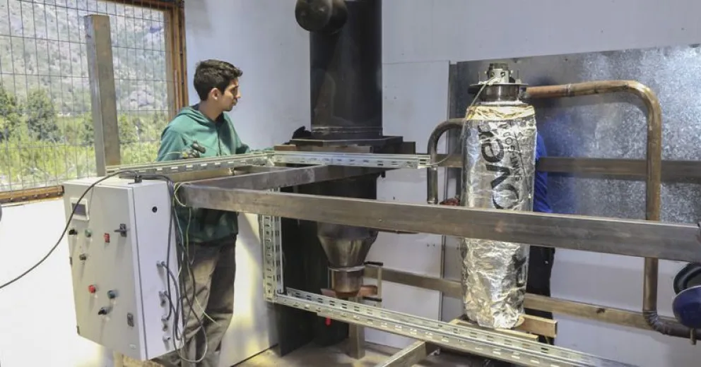 La planta que convertirá plásticos en combustibles para la Trochita ya tiene un 80% de avance
