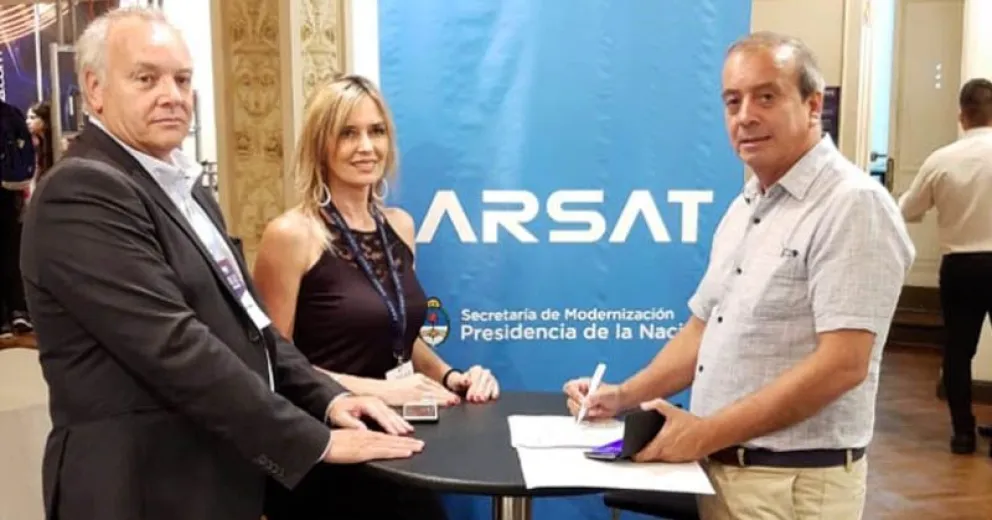El presidente de AVC junto a los gerentes de ARSAT al momento de la firma.