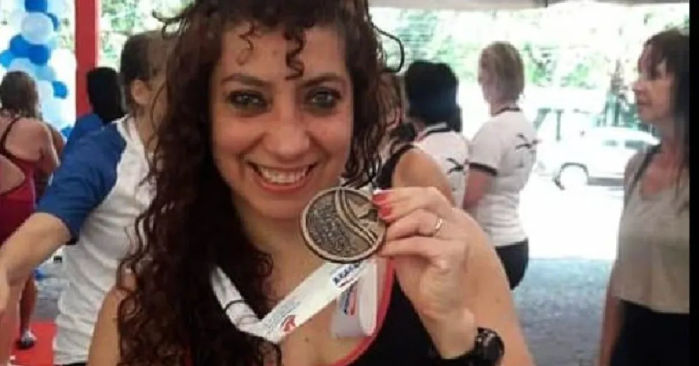 Roxana muestra orgullosa una de sus medallas.