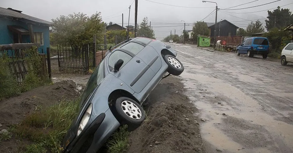 Un auto quedó en una zanja de la calle Charcao