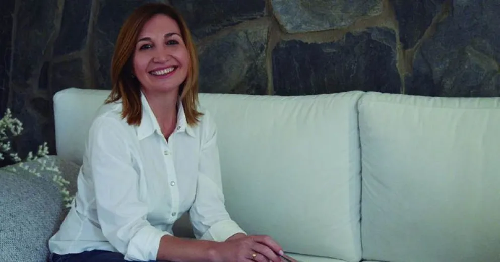 Rossana Martínez llega a la ciudad con dos libros.