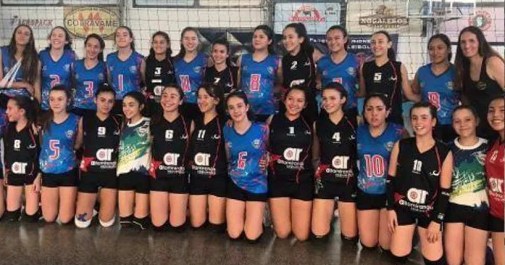 Las finalistas del vóley, quisieron una foto todas juntas, algo para imitar.