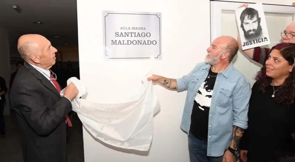 Pusieron el nombre de "Santiago Maldonado" al Aula Magna de la Universidad de Tierra del Fuego   