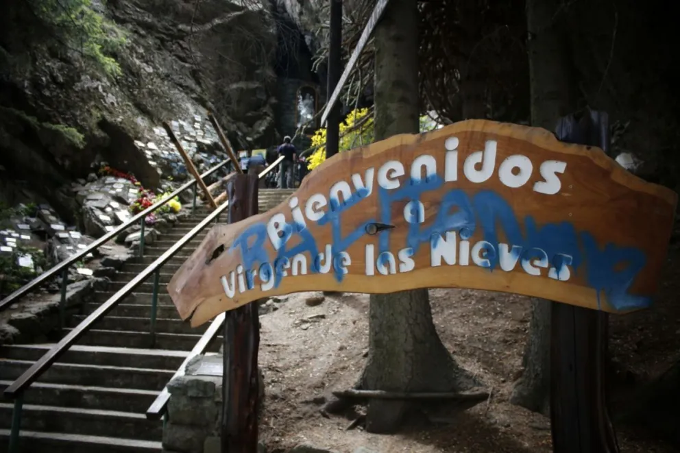 Pintadas y destrozos en la gruta a Virgen de las Nieves