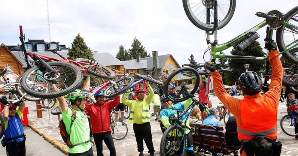 Ciclistas pedalearon hasta el Centro Cívico pidiendo por la vida y la paz