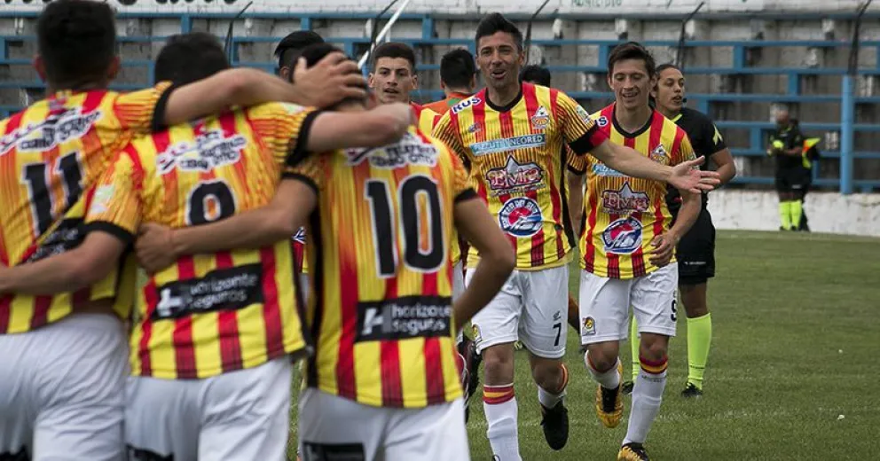 Cruz del Sur goleó a Puerto Moreno y Dina Huapi clasificó a semifinales