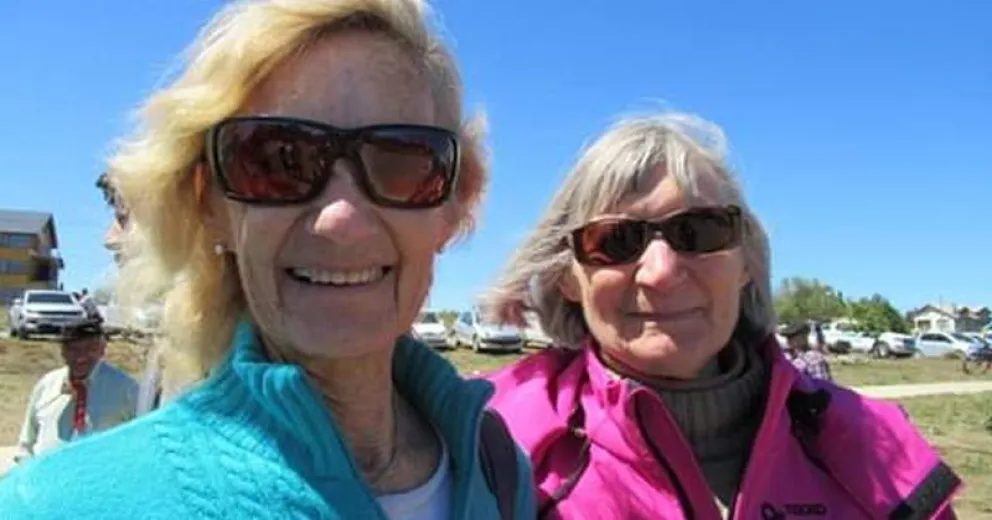 Erna Brendstrup y su hermana, Carmen María, en Dina Huapi.