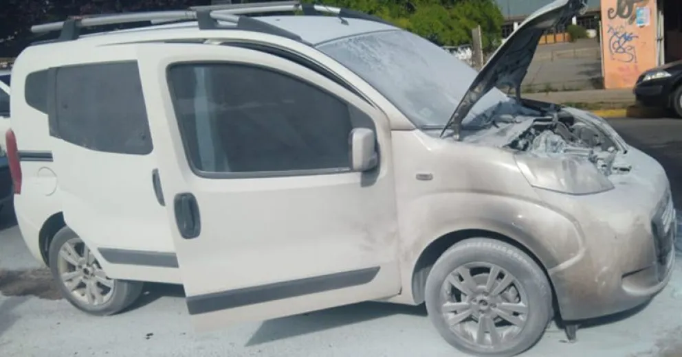 Se incedió una camioneta frente a un jardín de infantes