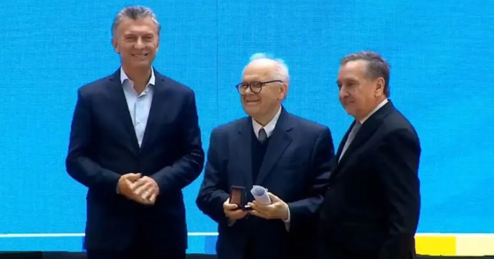 Mauricio Macri le entregó un premio a Conrado Varotto y lo distinguió como mejor investigador del año