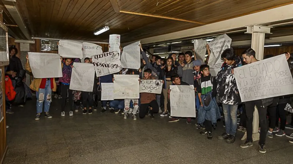 Estudiantes de la ESRN 37 tomaron el establecimiento: “nos están negando nuestro derecho a estudiar”