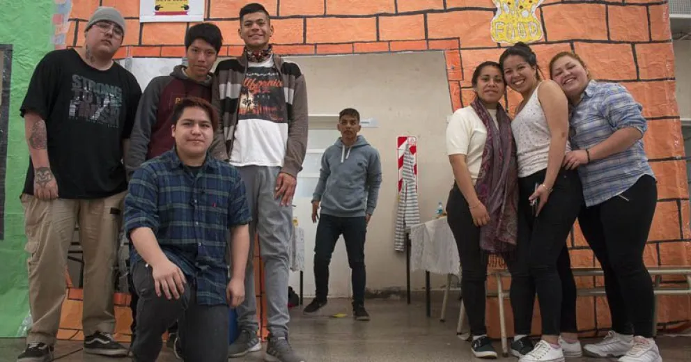 Alumnos y alumnas frente a un comercio.