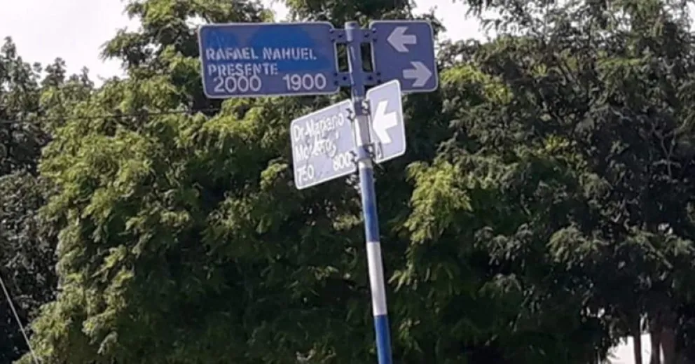 Roquenses intervinieron el cartel de la Avenida Roca con el nombre de Rafael Nahuel