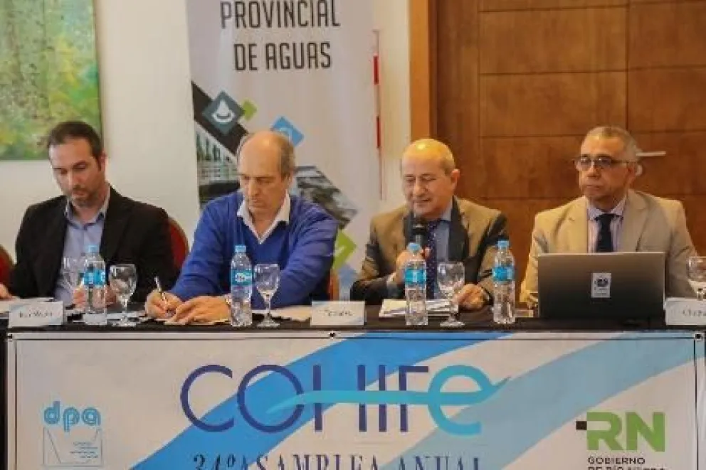 Referentes hídricos del país abordan la situación nacional y obras regionales   