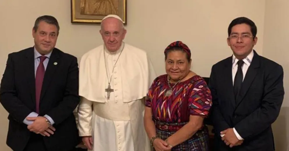 Francisco recibió a Rigoberta Menchú y a Guillermo Whpei, con eje en la crisis en Chile