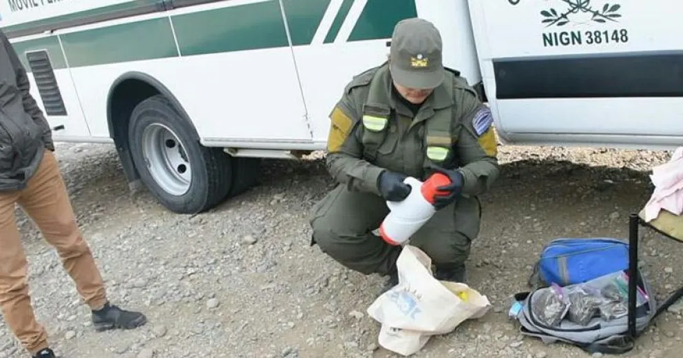 Detuvieron a dos sujetos que trasladaban dos kilos de marihuana en un micro de larga distancia