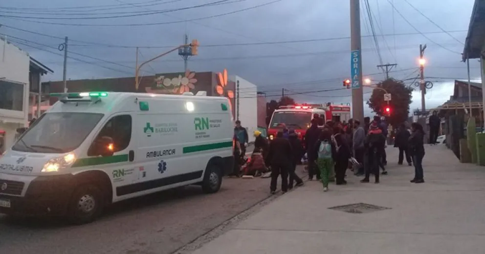 Sufrió una doble fractura al ser embestido por un motociclista que huyó y luego se entregó