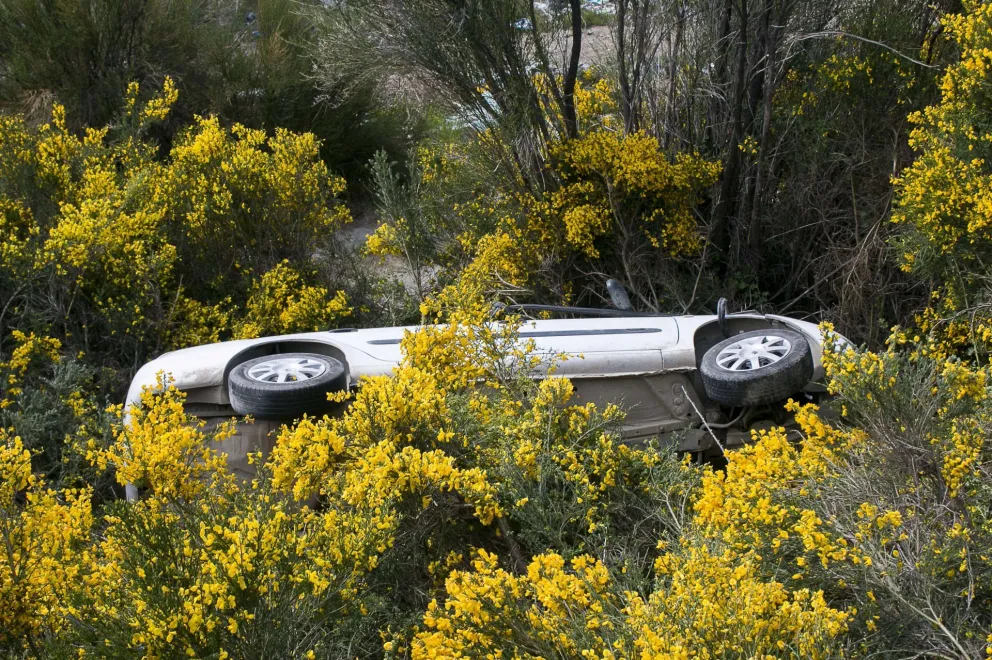 Conductora mordió la banquina, perdió el control del auto y volcó en ruta 40
