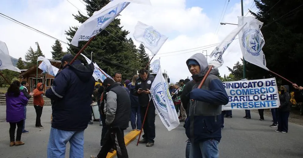 Trabajadores despedidos reclamaron frente al Centro Atómico