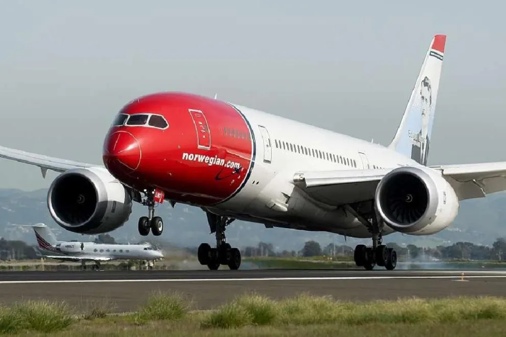 Peligran las low cost: Norwegian sería absorbida por Jet Smart o dejaría de operar   