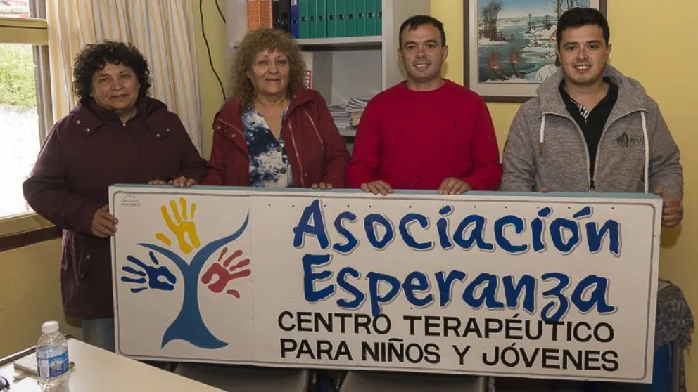 El centro de día Esperanza recibió un aporte solidario y un nuevo cartel