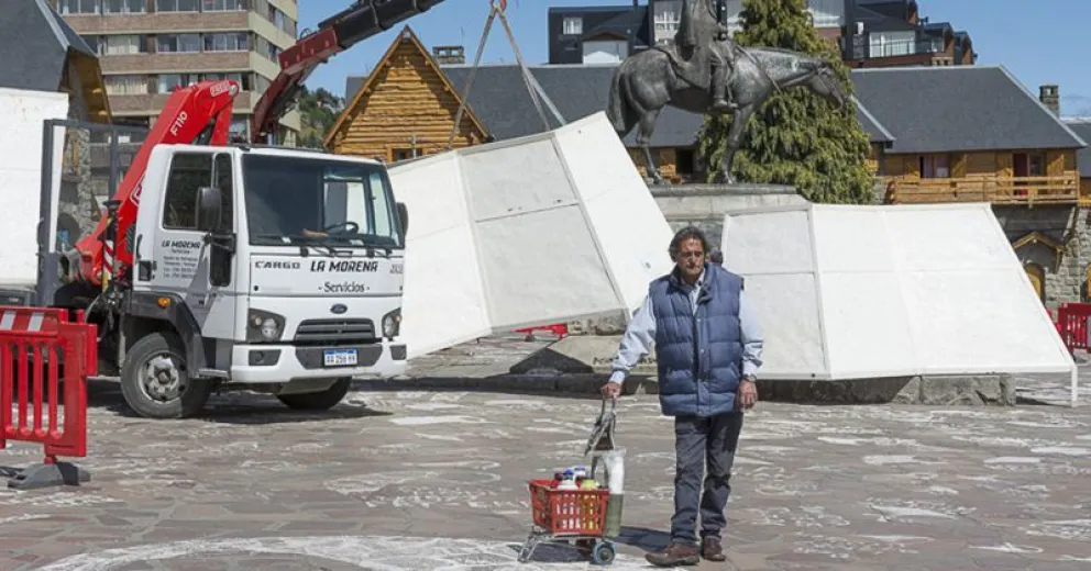 Comenzó el armado del árbol gigante de Navidad