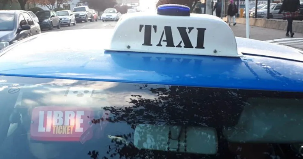 Un taxista resultó herido con una botella rota durante un robo