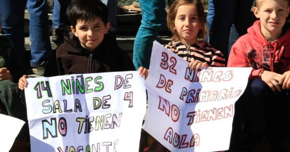 Familias se movilizaron para exigir la  finalización del jardín de Villa Los Coihues