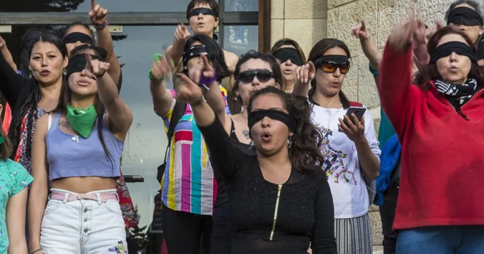 Mujeres de Bariloche replicaron intervención que fue viral en Chile