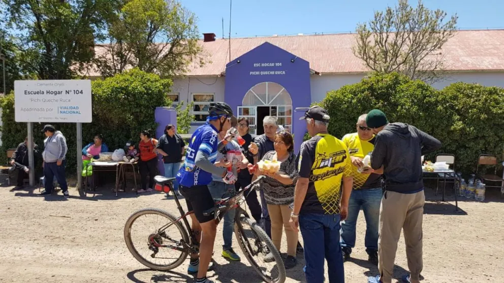 Deportistas en uno de los puntos de asistencia de la carrera.