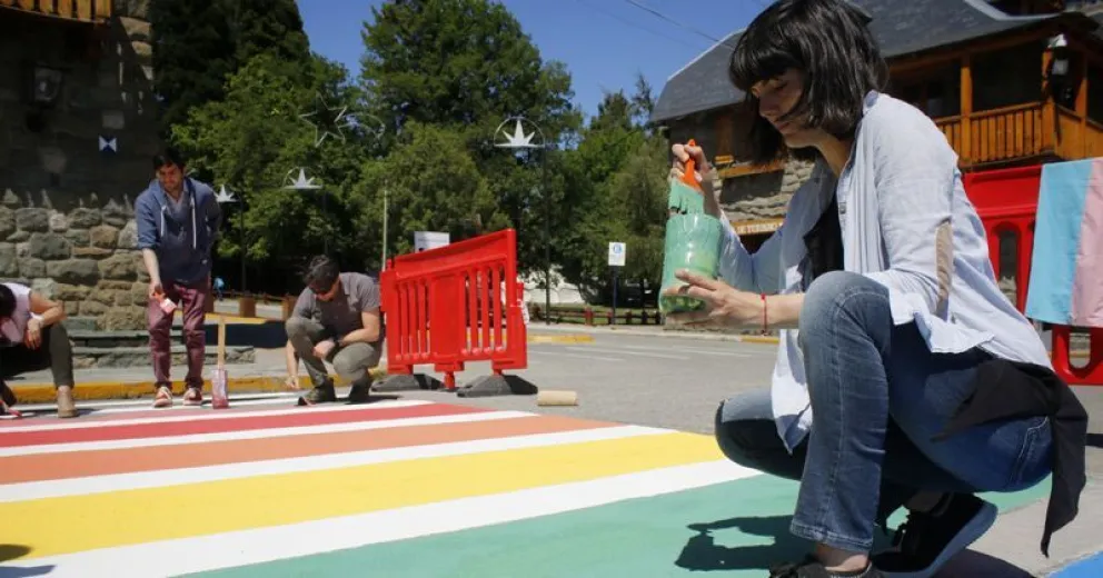 Pintaron una senda peatonal con los colores del Orgullo