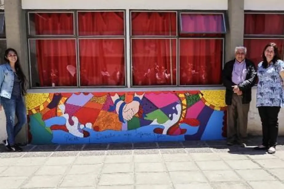 Niños pintaron un colorido mural en el Centro Administrativo Provincial